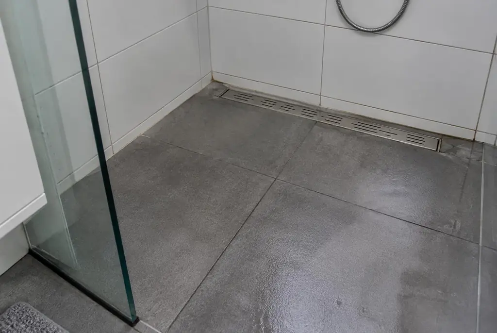 Lekdetectie Soest – lekkende inloopdouche met natte voegen
