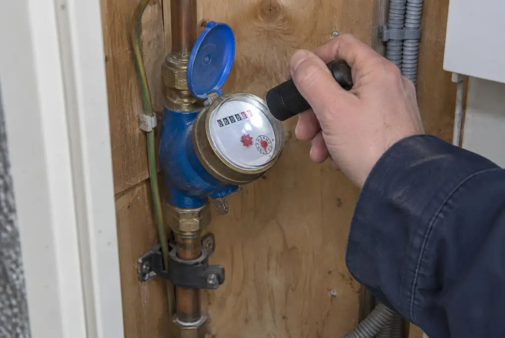 Lekdetectie Soest – watermeter in de meterkast controleren met een zaklamp